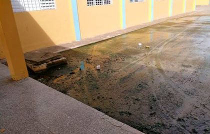 Denuncian pozos sépticos contaminan escuela en SPM