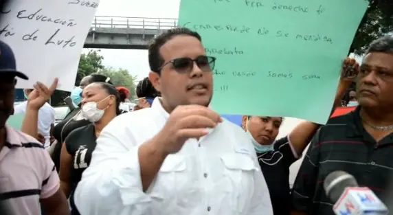 Comunitarios de Quita Sueño reclaman en protesta terminación escuela Manolo Bordas