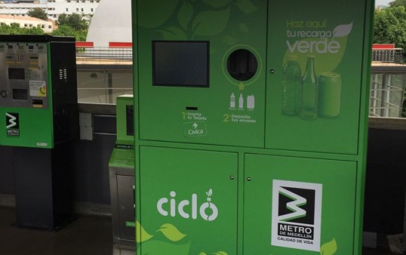 Así funciona la máquina que cambia botellas por viajes en Metro