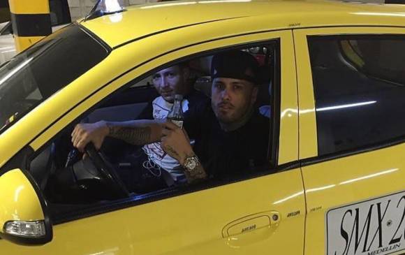 El taxi que le robó el show al ferrari de Nicky Jam