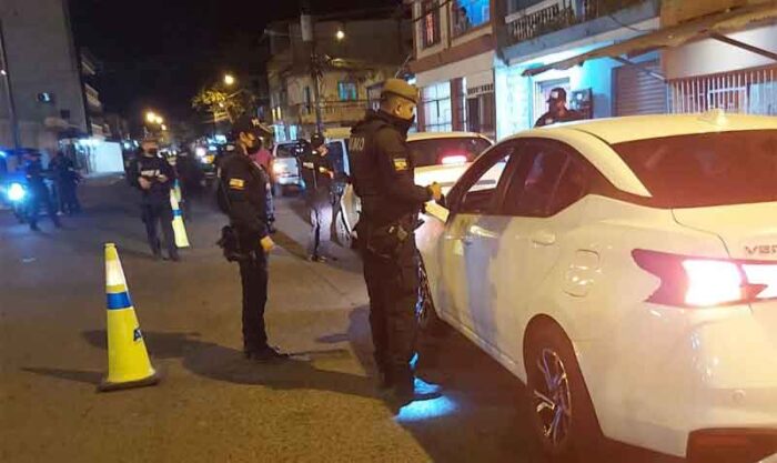 Fuerte contingente policial controla barrios más peligrosos de Guayaquil