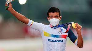 Reciben al campeón olímpico Carapaz con multitudinaria fiesta en su región