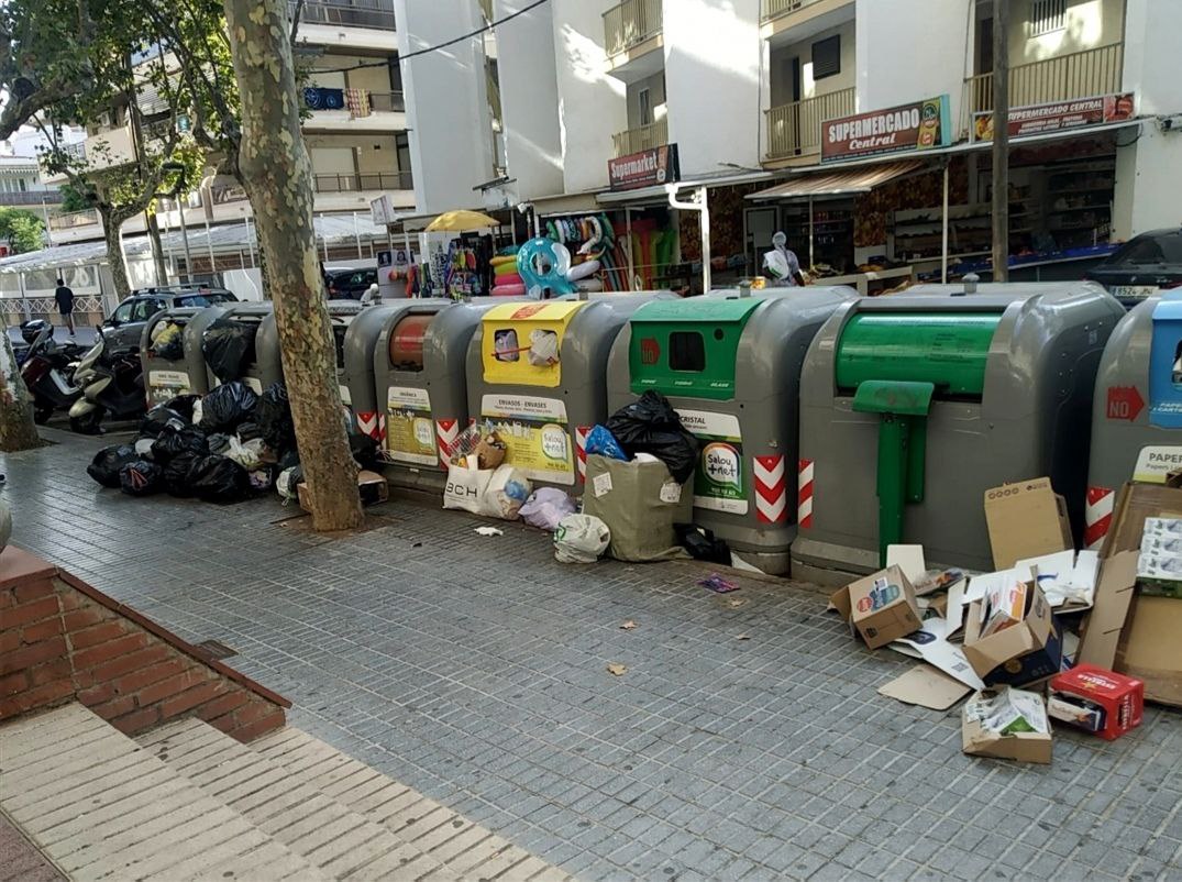 Las basuras invaden calles y aceras en Salou