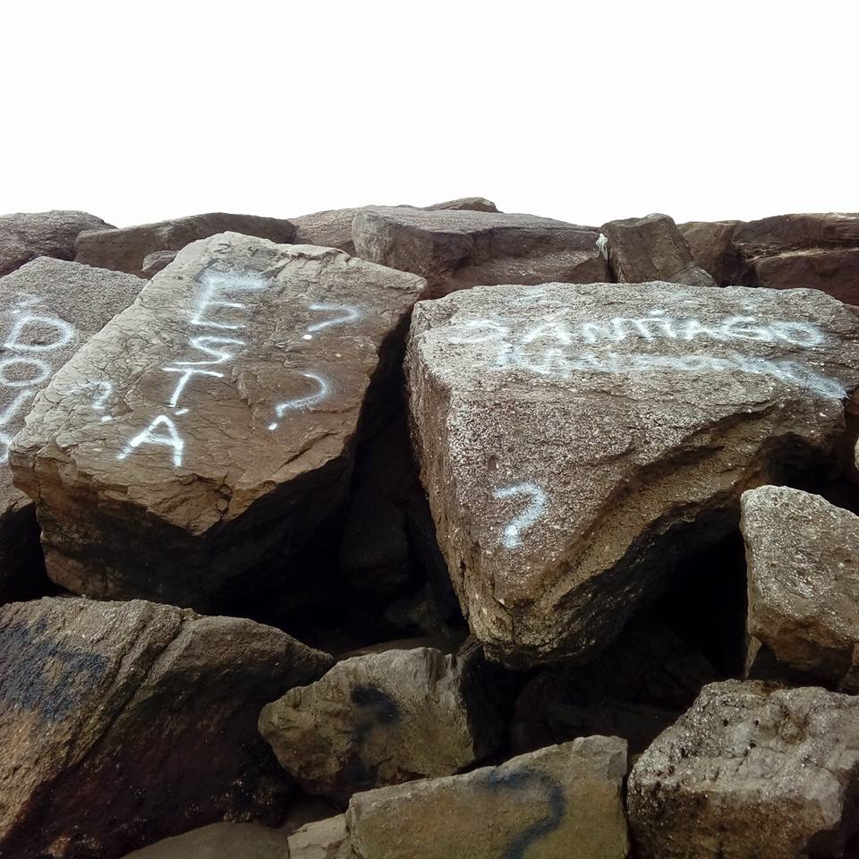 UNA VERGUENZA MILITANTES SOCIALES FEMINISTAS GRAFITEARON LAS ROCAS EN BALNEARIO DE NUESTRA CIUDAD