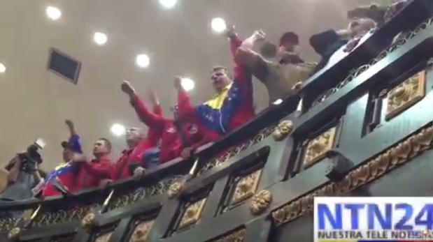 Chavistas provocan la suspensión de una sesión del Parlamento