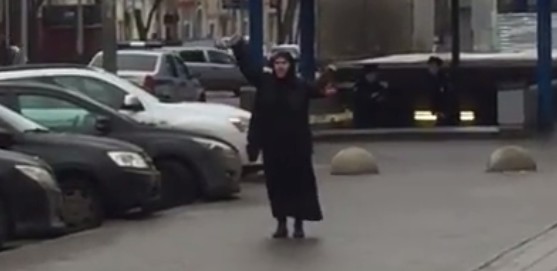 Una mujer blande la cabeza decapitada de un niño al grito de "Alá es grande" en Moscú