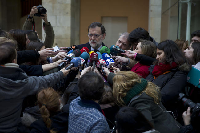 Rajoy rechaza la iniciativa y su entorno alerta que el PP se sumiría en el caos sin su persona