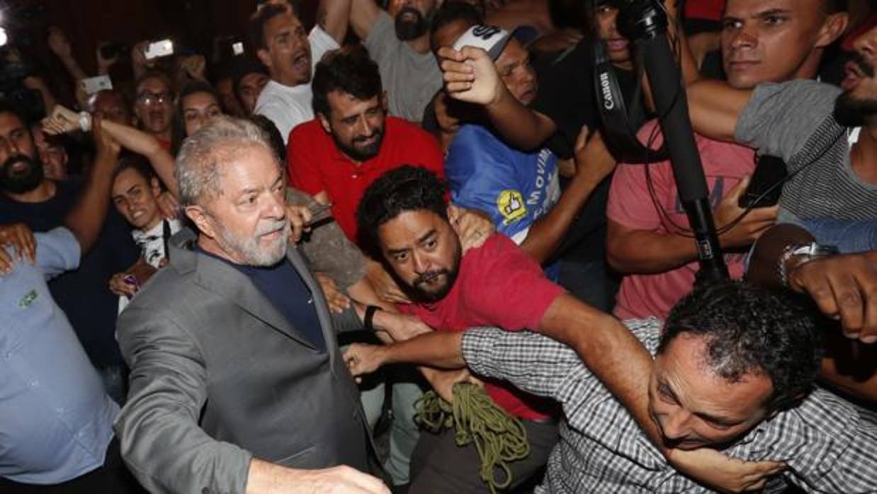 Lula ingresa en la prisión de Curitiba después de entregarse a la Policía