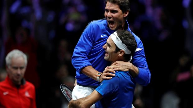 El emotivo abrazo de Nadal a Federer al proclamarse campeones