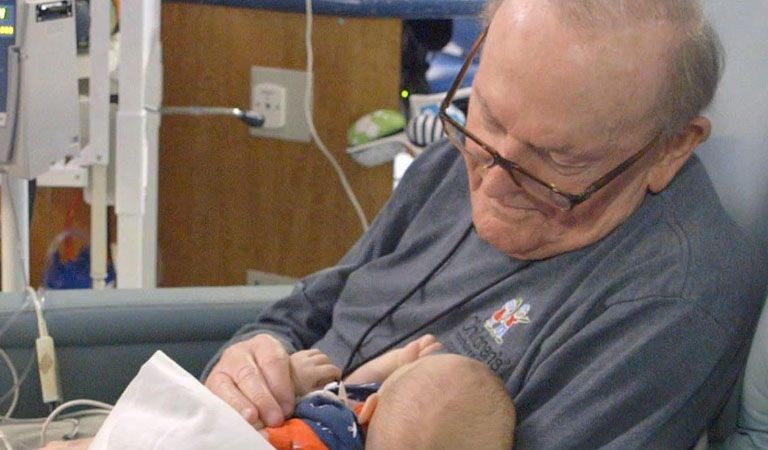 Un abuelo que pasa la noche sosteniendo bebes prematuros para que no estén solos