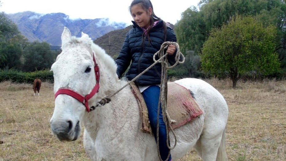 El esfuerzo de Lucía: tiene 12 años, es ciega y cabalga una hora para ir a estudiar