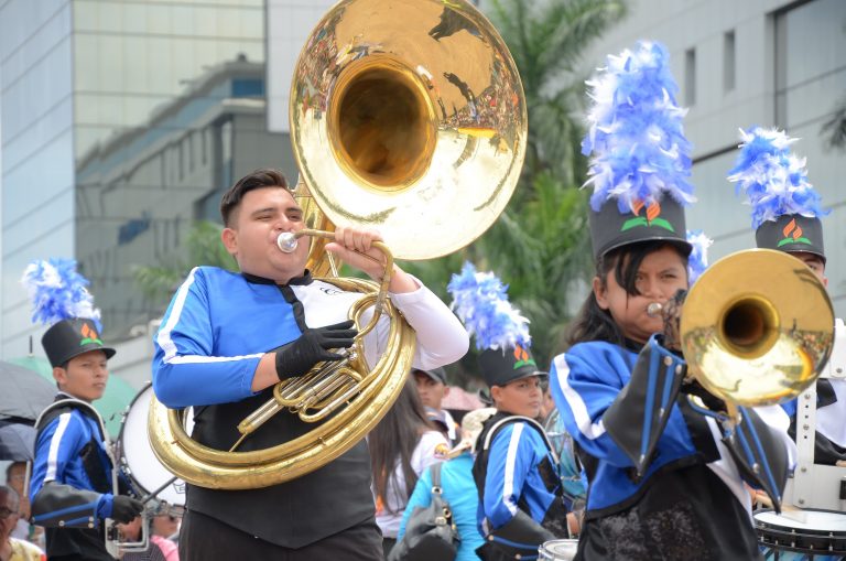 En El Salvador, estudiantes marchan para enfatizar valores espirituales y ejecutar sus instrumentos