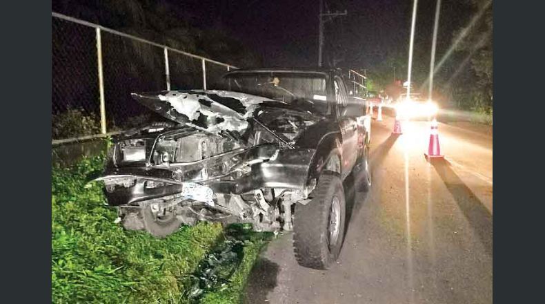 Fallece motociclista al impactar contra un pick up