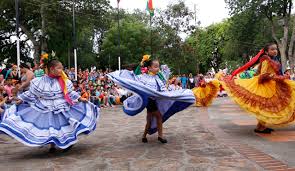 Baile en la plaza.