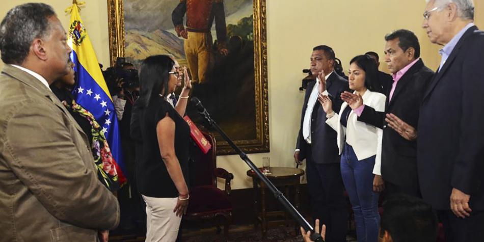 Miembros de la oposición venezolana cumplen los caprichos del Presidente Maduro