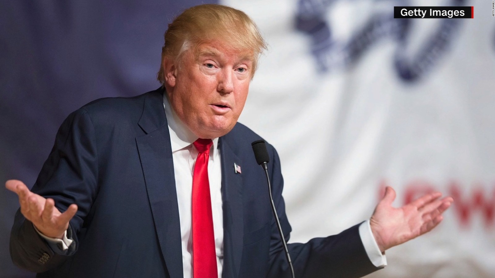 Manifestante pasa la línea del capitolio para lanzar banderas a Trump