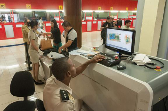  INSOLITO: Primer control a pasajeros en terminal 2 del aeropuerto José Martí.