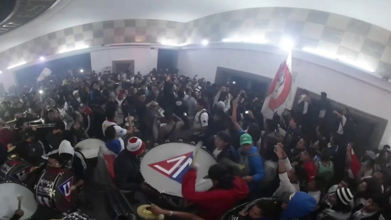 La hinchada de Liga Deportiva Universitaria festejó los 99 años de fundación del club “albo”