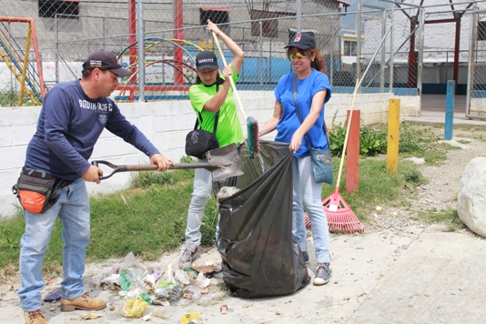 Habitantes del Sector Los Rosales asediados por la basura 