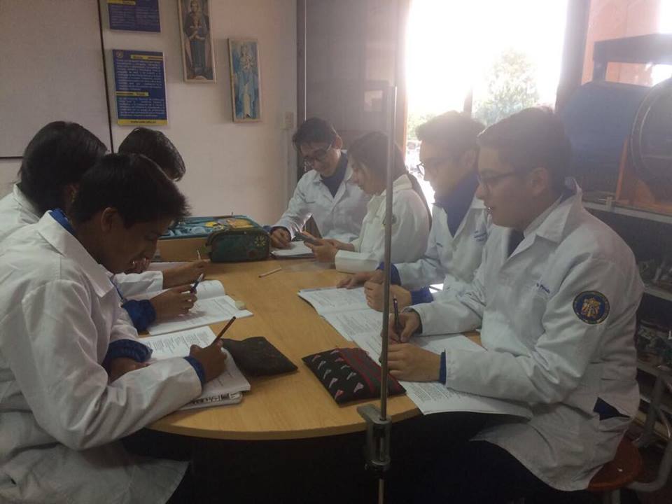 Estudiantes escanean extintores en la UETS