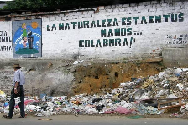 














La vida acelerada de las ciudades incrementa las basuras en Colombia. (Noticia reescrita)