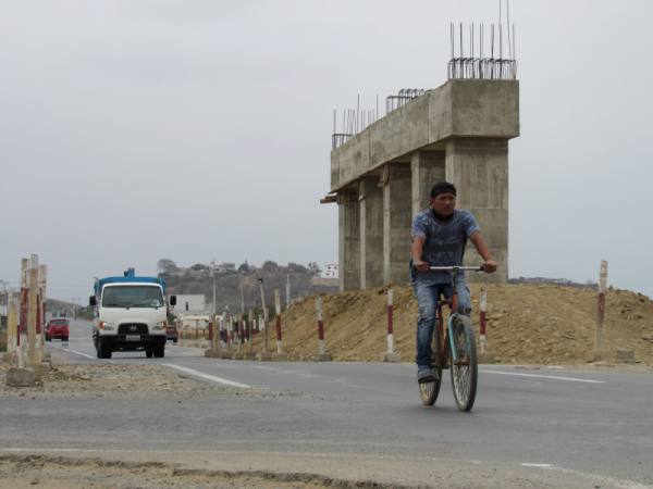 Comuneros de Santa Elena piden terminar puente antes de temporada playera