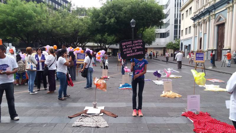 En el centro de Guayaquil se realizó plantón en contra de la violencia a la mujer