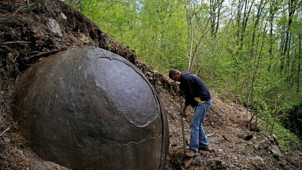 Se encuentra una misteriosa esfera gigante de piedra