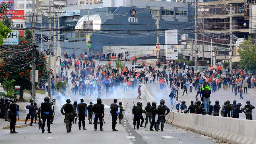 Enfrentamientos entre cuerpo policial, y manifestantes en Alto Yucatán.