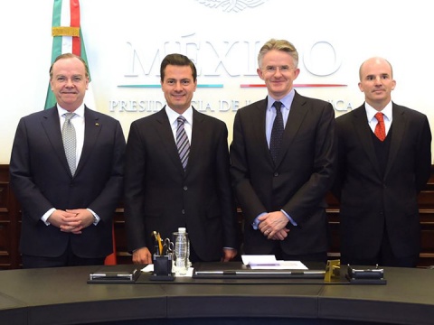 Presume Peña Nieto sistema financiero mexicano