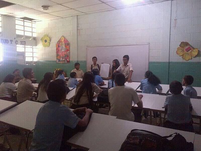 Los estudiantes de 5to año están trabajando en sus proyectos.