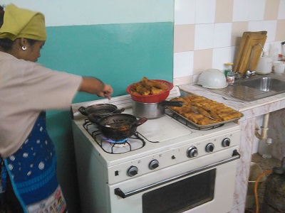 Ventas de arroz chino y lumpias por  parte del grupo de interés de Gastronomía.