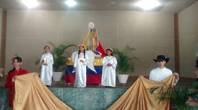 La profesora Adriana Leal nos visitó para el acto de Entronización de la Virgen