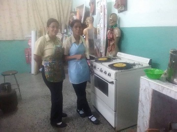 Preparación de cachapas en el grupo de gastronomía con las profesoras: Ysmelia Torrealba y Geidys Jiménez