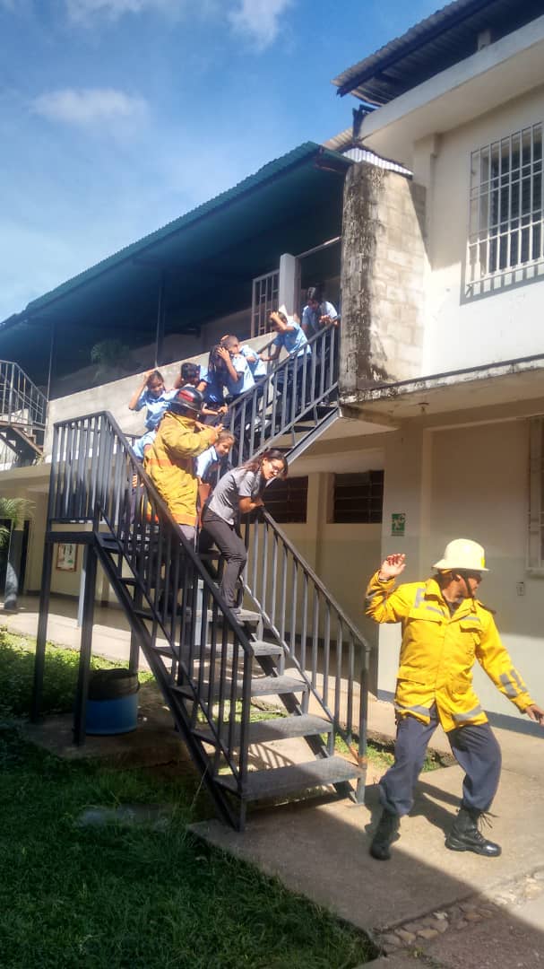 Se realizó simulacro de prevención en caso de movimientos telúricos en nuestro colegio.