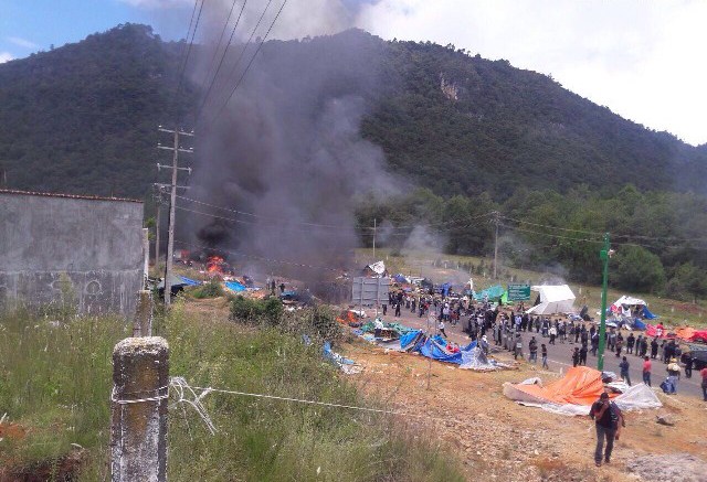 DESALOJAN Y QUEMAN CAMPAMENTO DE LA CNTE