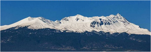 EL VOLCÁN XINANTÉCATL SE CUBRE DE BLANCO ATRAYENDO A LOS TURISTAS